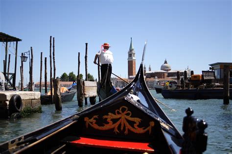 An Enchanting Evening: Venice Gondola Ride and Serenade - ArtViva