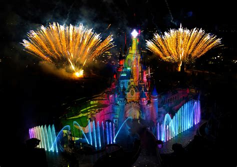 Disney Parks After Dark: ‘Disney Dreams!’ Lights Up Disneyland Park ...