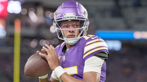 Josh Dobbs to remain Vikings' starting QB vs. Raiders in Week 14 ...