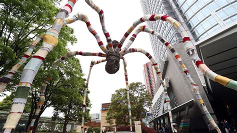 Giant spider sculpture dressed in colorful sweater - CGTN