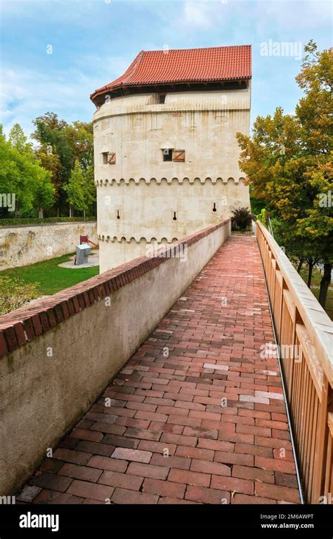 Loewenturm, also Pulverturm, Noerdlingen city wall, the only completely ...