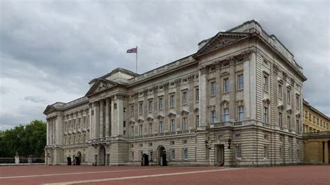 File:Buckingham Palace - May 2006.jpg - Wikimedia Commons