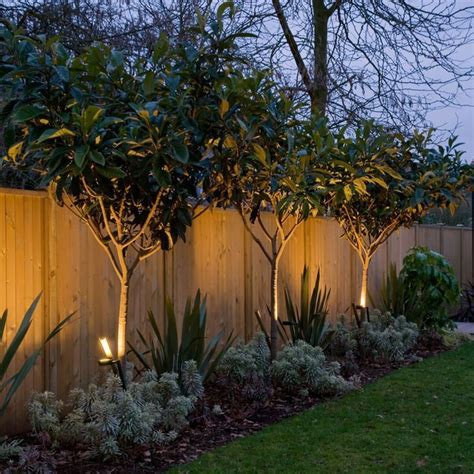 15+ Superb Garden Fence Lighting Ideas