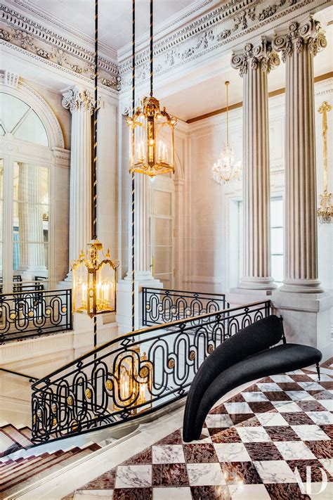 A trio of 18th-century-inspired pendants hangs above the Hôtel De ...