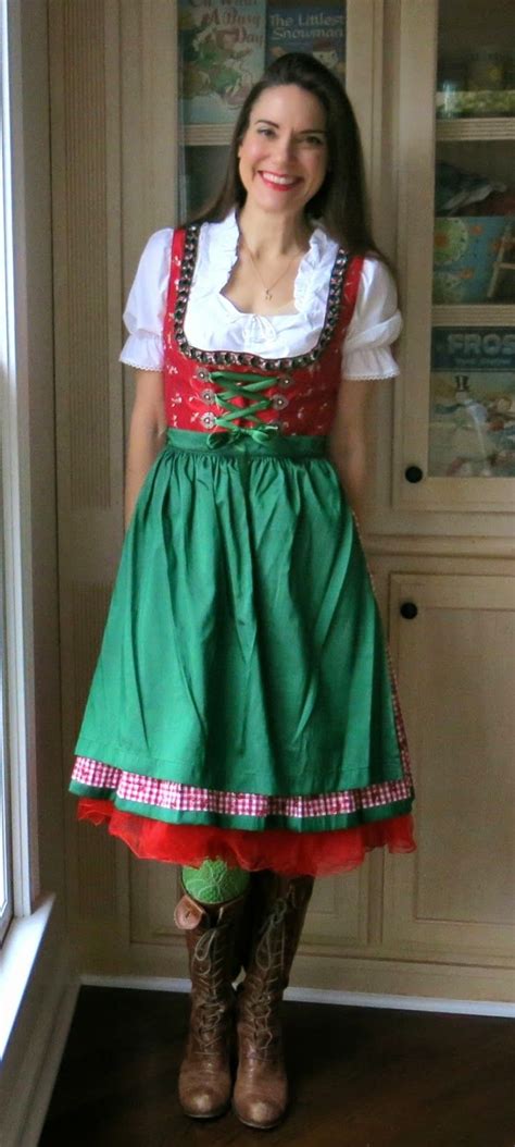 German Christmas dress--love this underblouse. | Diy dress, German christmas, Christmas dress