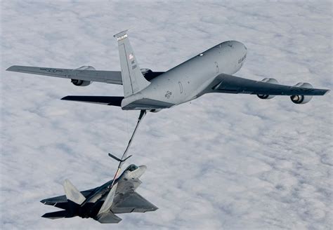 F-22 Aerial Refueling From KC-135 Stratotanker - AERONEF.NET