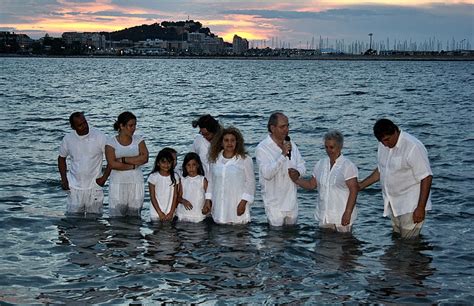 La Iglesia Evangélica bautiza por inmersión a 27 personas - Dénia.com