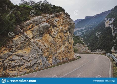 Turn on mountain road stock image. Image of turn, valley - 142638303