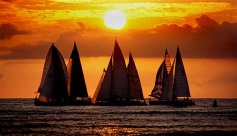 Saling into the sunset. Hawaii. | Waikīkī is a beachfront ne… | Flickr