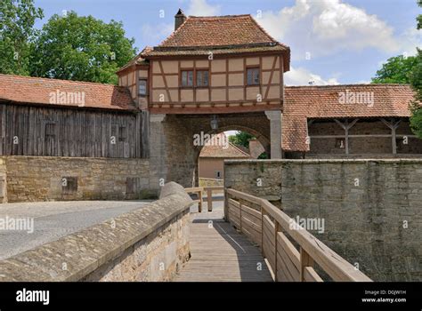 Historic city walls at Roedertor, Rothenburg ob der Tauber, Bavaria ...