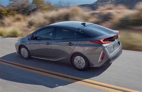 2020 Toyota Corolla Hybrid vs 2020 Toyota Prius Prime