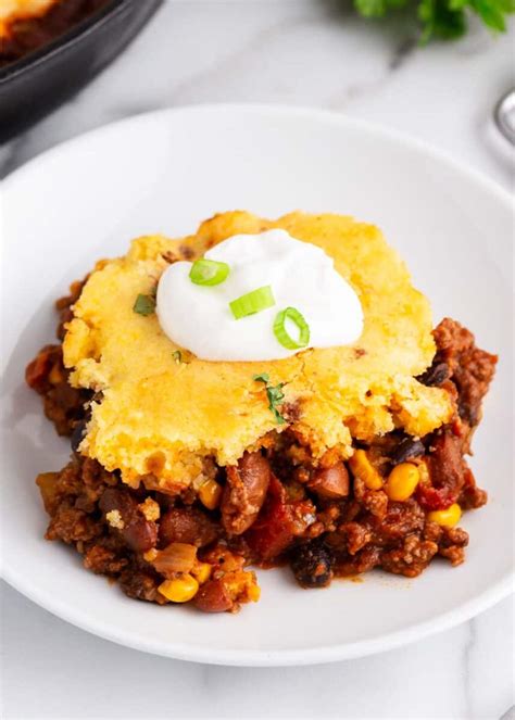 EASY Chili and Cornbread Skillet - I Heart Naptime