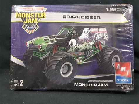 AMT GRAVE DIGGER MONSTER JAM MODEL KIT (UNBUILT IN BOX)