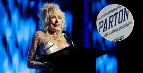 Dolly Parton Headlines Cowboys' Thanksgiving Halftime Show