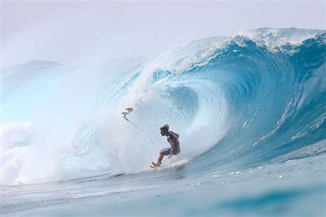 US-HAWAII-SURFING-PIPELINE