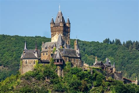 Het Kasteel Van Reichsburg in Cochem, Duitsland Stock Afbeelding - Image of vallei, mening ...