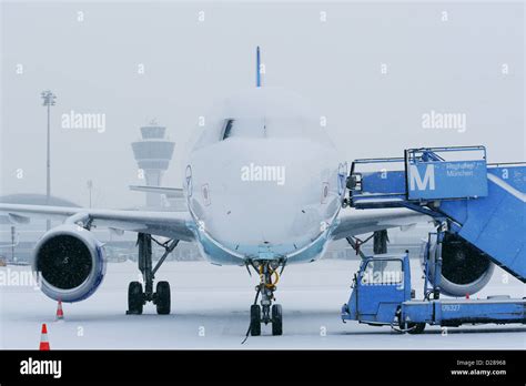 Aircraft, in, Winter, Snow, Munich Airport, MUC Stock Photo - Alamy
