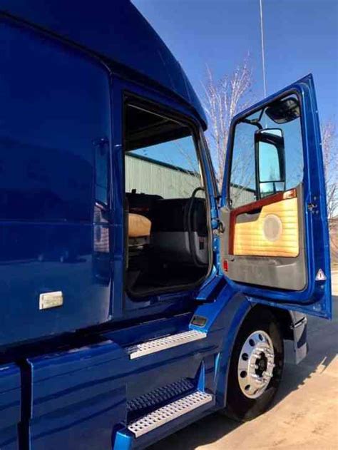 Volvo VNL 780 (2010) : Sleeper Semi Trucks