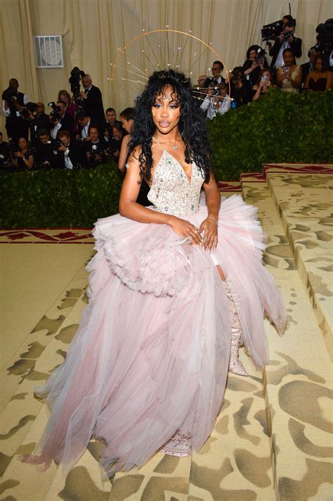 SZA at 2018 Heavenly Bodies: Fashion and The Catholic Imagination ...