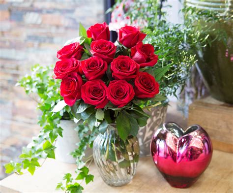 Romantic Red Rose Bouquet: 12 Fresh Cut Red Roses with Vase - by KaBloom: Amazon.ca: Grocery