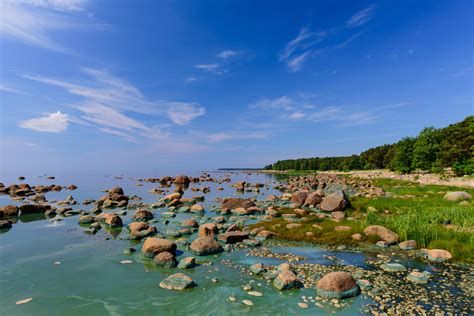 Baltic Sea Coast. Beautiful Sea Shore With Blue Water. Gulf Of F - Regeneration International