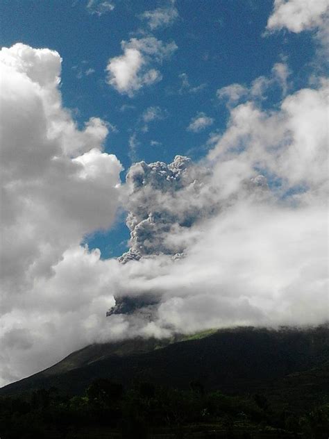 Kanlaon Volcano erupts in Philippines - Strange Sounds