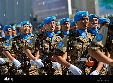 Un peacekeeping soldiers marching hi-res stock photography and images ...