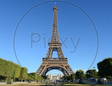 Image of Eiffel Tower View With Water Fountain And Blue Sky Background-GP132810-Picxy