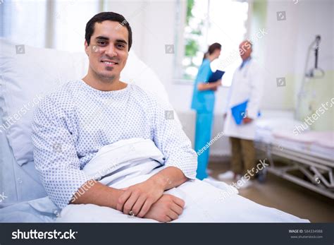 Smiling hospital patient : 212 948 images, photos et images vectorielles de stock | Shutterstock