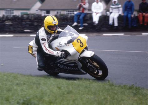 Arai Launches Joey Dunlop Replica Helmet for Classic TT - Asphalt & Rubber