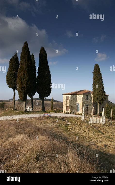 tuscany landscape farm and house ITALY Stock Photo - Alamy