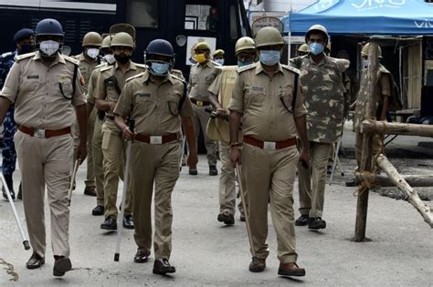 Indian police arrest two Yahoo boys in Delhi - TheNiche