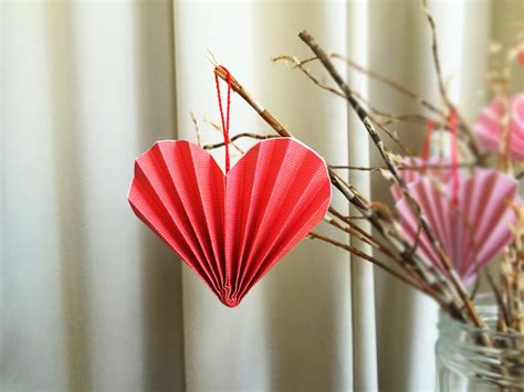 by The Art Bug: DIY Paper Heart Ornaments: Make it Monday