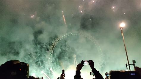 London Fireworks 2020 #LondonNYE - YouTube