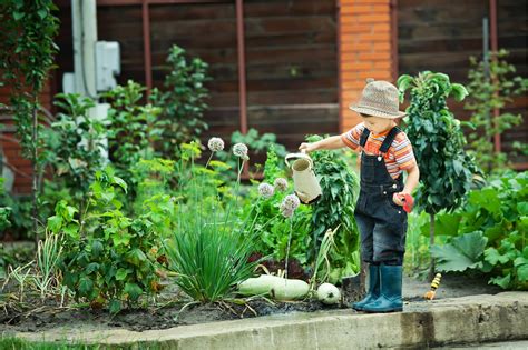 10 Plants to Grow with Kids (Kids Gardening Guide) | INSTALL-IT-DIRECT