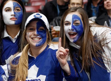 Thousands of Maple Leafs Fans Sing U.S. National Anthem [VIDEO]