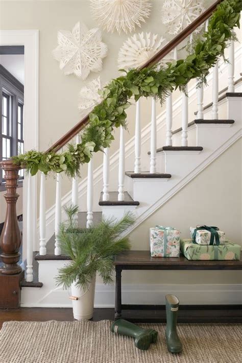 Wrap Your Home for the Holidays with These Garland Ideas | Bauernhaus weihnachten, Dekoideen ...