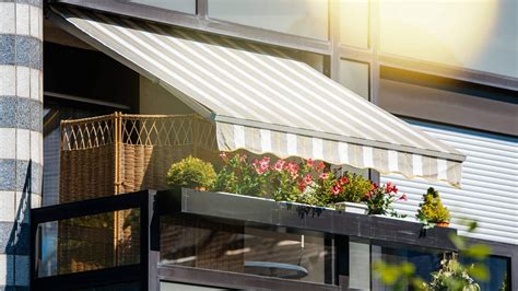 How Much Do Retractable Awnings Cost? [2024 Data] | Angi