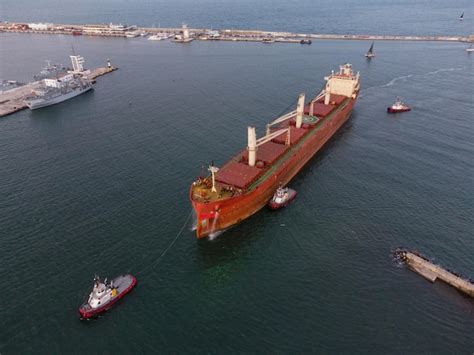 Premium Photo | Bulk carrier cargo ship enters the port for unloading in the evening