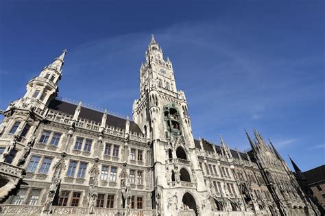 Premium Photo | The new town hall (rathaus) in marienplatz