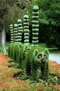 22 Unusual and Creative Garden Statues and Ornaments | Topiary garden ...