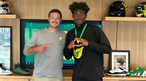 Son of Oregon QB legend announces his college commitment