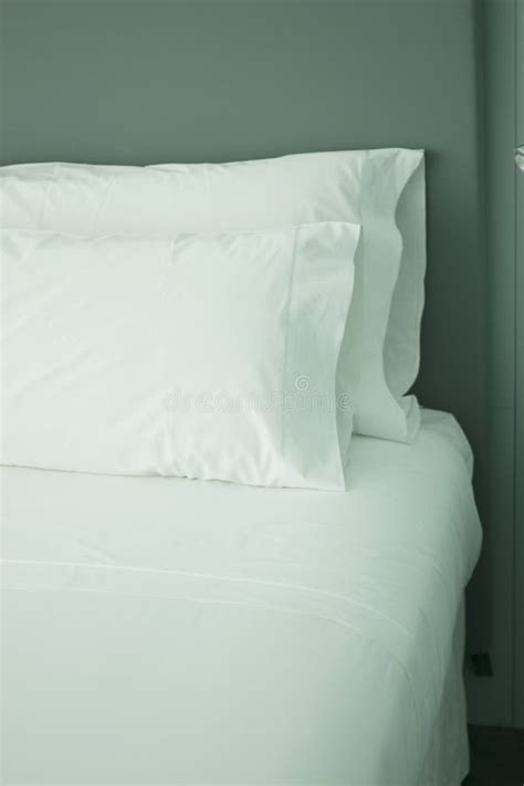 Luxury Hotel Bedroom Sheets Stock Photo - Image of linen, lamp: 91293424