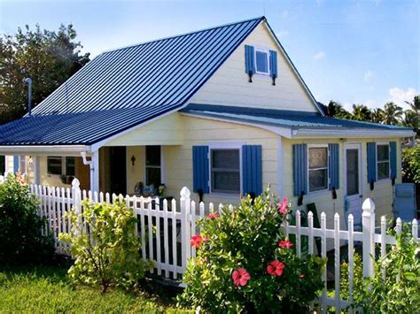 yellow house metal | Pintura exterior de casa, Exteriores de casas ...