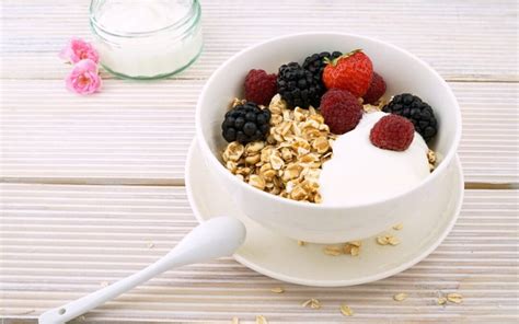 smaller greek yogurt berries - Amy Plano, The PCOS Dietitian