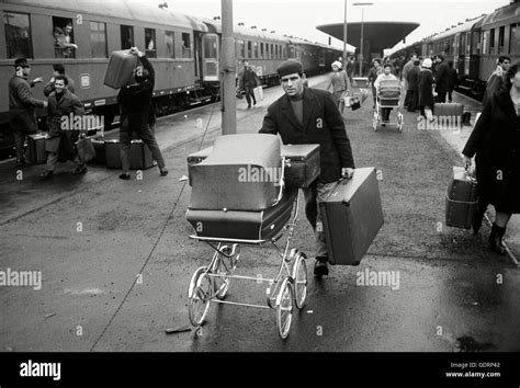 "Italian ""Gastarbeiter"" at the train station in Wolfsburg, 1966 Stock Photo - Alamy