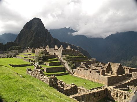 One more pic of Machu Picchu. That’s Wayna Picchu in the distance. : r/pics