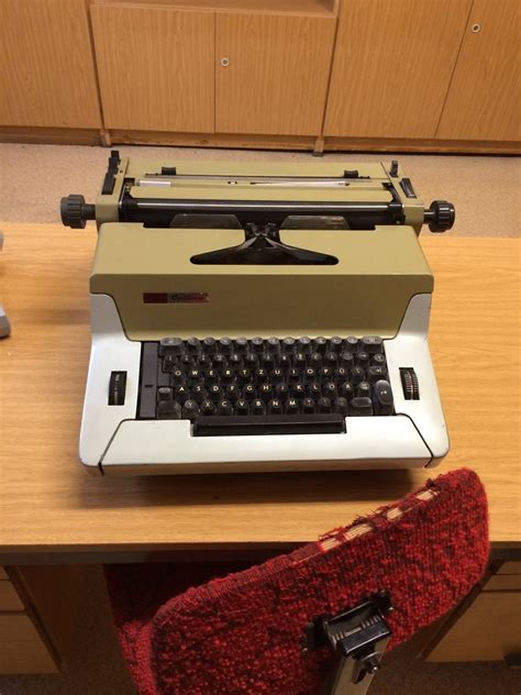 Images Gratuites : machine à écrire, pare-chocs, Extérieur automobile, matériel de bureau ...