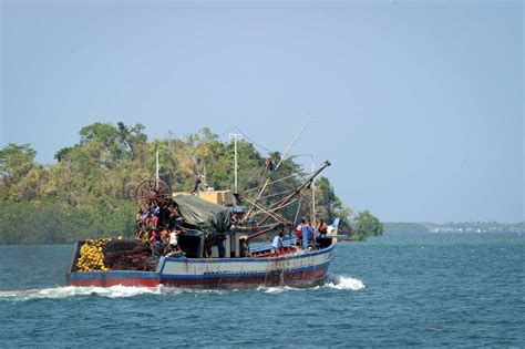 Chinese vessel blocks Pinoy fishermen in Scarborough Shoal | ABS-CBN News