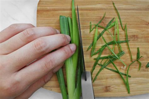 How to Cut Green Onions (Scallions) - Clean Green Simple